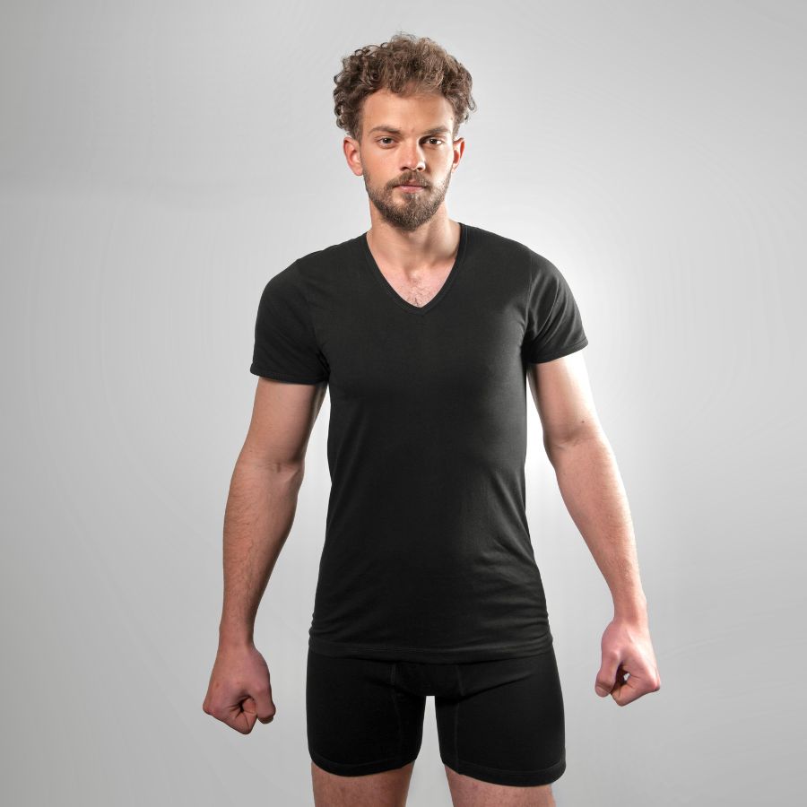 Herren-Unterhemd shirt baumwolle in schwarz | v-ausschnitt von Cotton Majesty | Frontbild