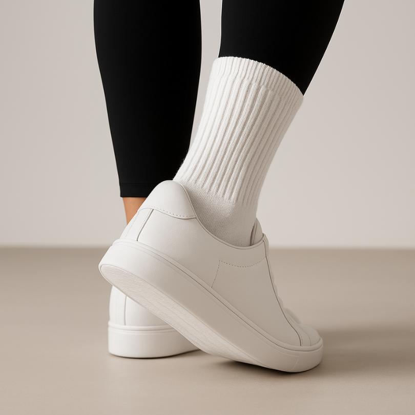 Daily Move weiße sportliche Herrensocken im 3er-Pack – aus Baumwolle – getragen mit schwarzen Leggings und weißen Sneakern – Cotton Majesty