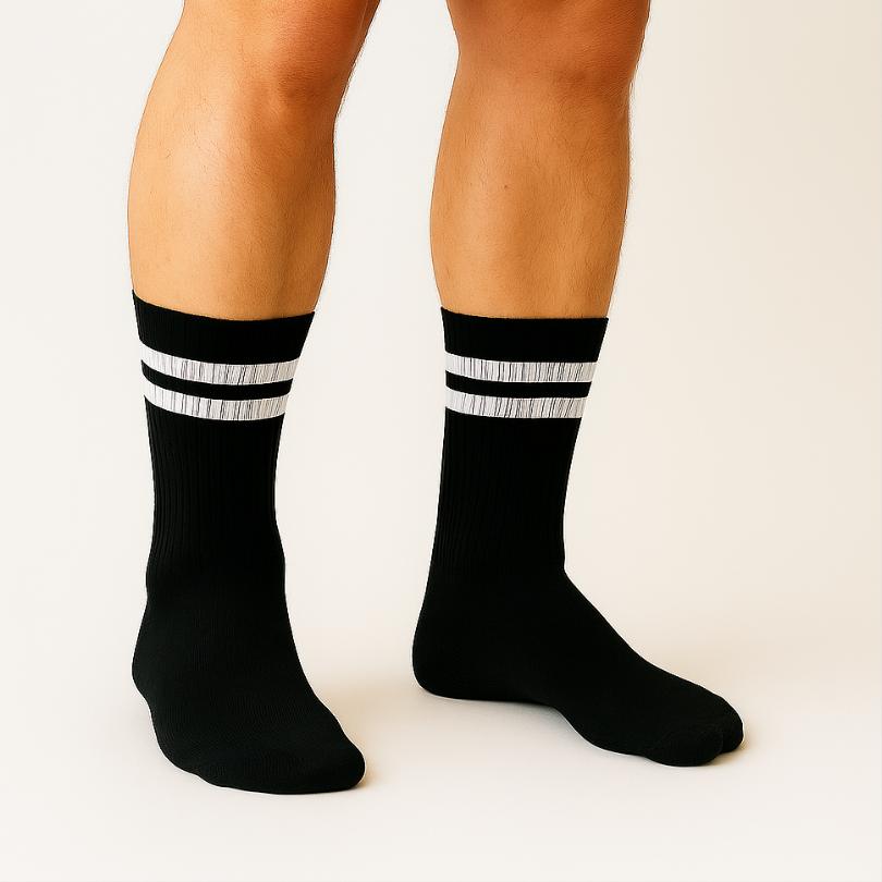 Detailansicht der schwarzen Sportsocken aus hochwertiger Baumwolle mit doppelten weißen Streifen – Energy Flow 3er-Pack von Cotton Majesty