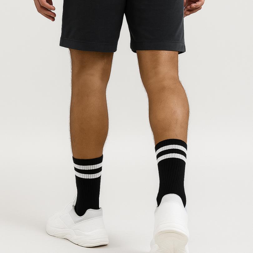 Rückansicht schwarzer Sportsocken aus Baumwolle für Herren mit weißen Streifen – ideal für Sport und Freizeit, von Cotton Majesty