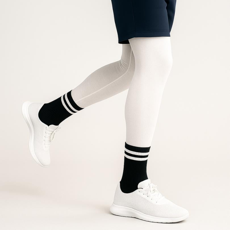 Seitliche Ansicht sportlicher Herrensocken aus schwarzer Baumwolle mit weißen Streifen – Energy Flow Kollektion von Cotton Majesty