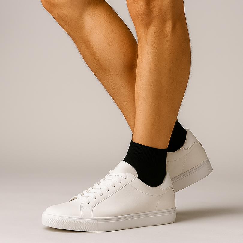 Half Terry Sneaker Herrensocken für Herren in Schwarz von Cotton Majesty aus 80% Baumwolle und 20% Elasthan. Kombiniert mit weißen Sneakern für sportlichen und modernen Look mit optimalem Fußklima und Komfort.