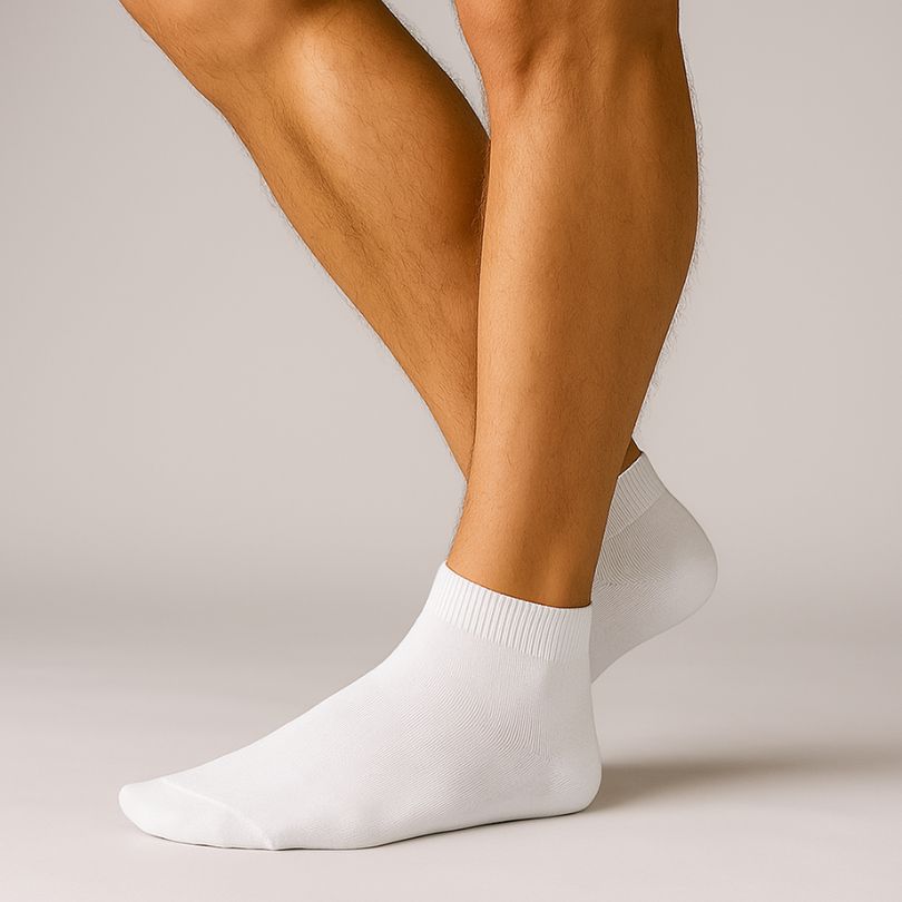 Half Terry Sneaker Herrensocken in weiss aus 80% Baumwolle und 20% Elasthan von Cotton Majesty. Getragenes Modell zeigt perfekten Sitz und angenehme Weichheit für Herren im Alltag.