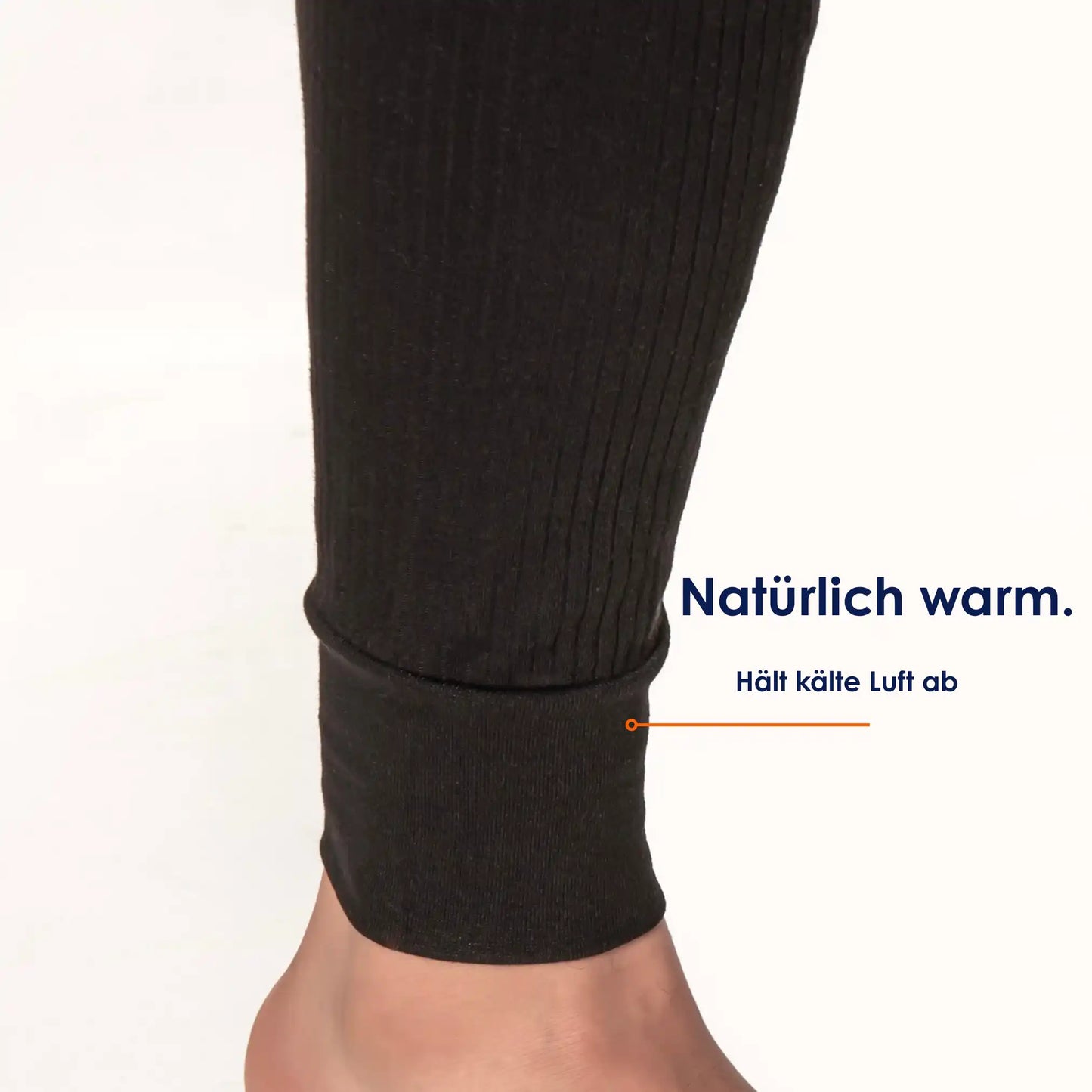 Nahaufnahme des Beinbündchens einer schwarzen Herren Thermounterhose aus Baumwolle mit Hinweis „Natürlich warm“.