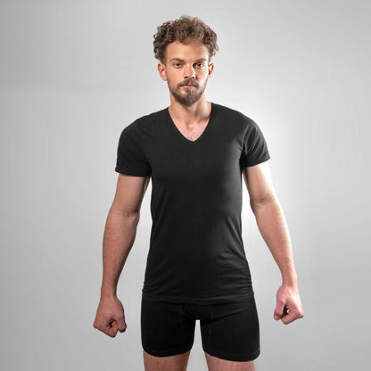 Herren-Unterhemd shirt baumwolle in schwarz | v-ausschnitt von Cotton Majesty | Frontbild