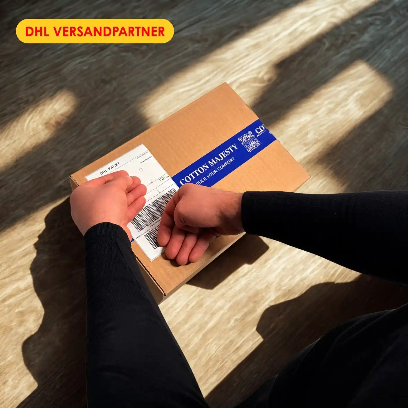 DHL Versandpartner: Cotton Majesty Paket mit Versandlabel und Markenband – Versand aus Deutschland