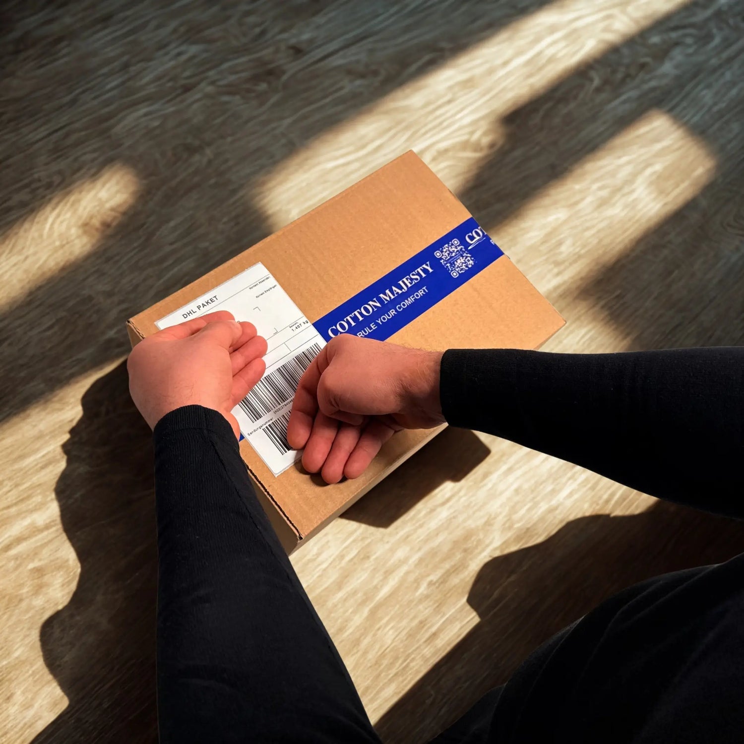 DHL Versandpartner: Cotton Majesty Paket mit Versandlabel und Markenband – Versand aus Deutschland