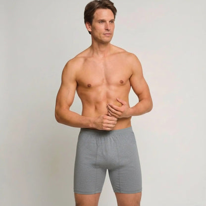 Mann trägt graue Herren-Boxershorts aus 100% Baumwolle (Cotton Majesty)