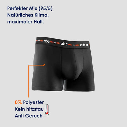 Schwarze enganliegende Herren-Boxershorts von Cotton Majesty aus 95 % Baumwolle und 5 % Elasthan, 0 % Polyester, für natürliches Körperklima und maximalen Halt.