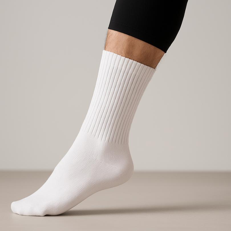 Weiße Daily Move Herrensocken – 3er-Pack – aus Baumwolle – Seitenansicht mit schwarzer Leggings – Cotton Majesty