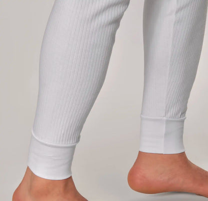 Nahaufnahme der Bündchen einer weißen Herren Thermounterhose aus Baumwolle mit elastischen Abschlüssen am Knöchel.