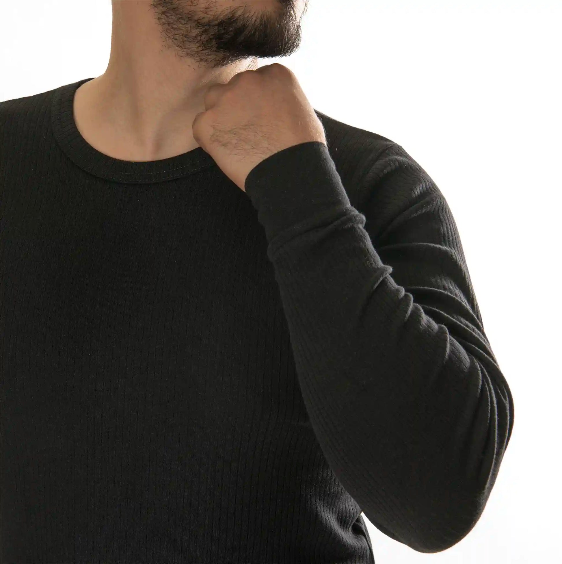 Herren Thermounterhemd in Schwarz mit langen Ärmeln aus 100 % Baumwolle von Cotton Majesty, Frontansicht des Oberkörpers.