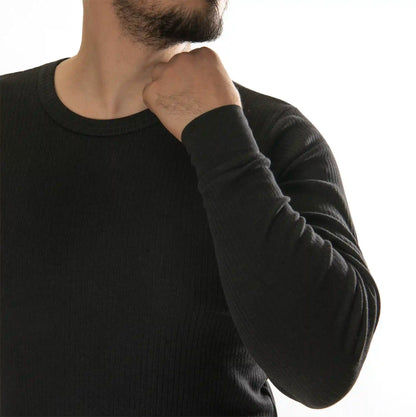 Herren Thermounterhemd in Schwarz mit langen Ärmeln aus 100 % Baumwolle von Cotton Majesty, Frontansicht des Oberkörpers.