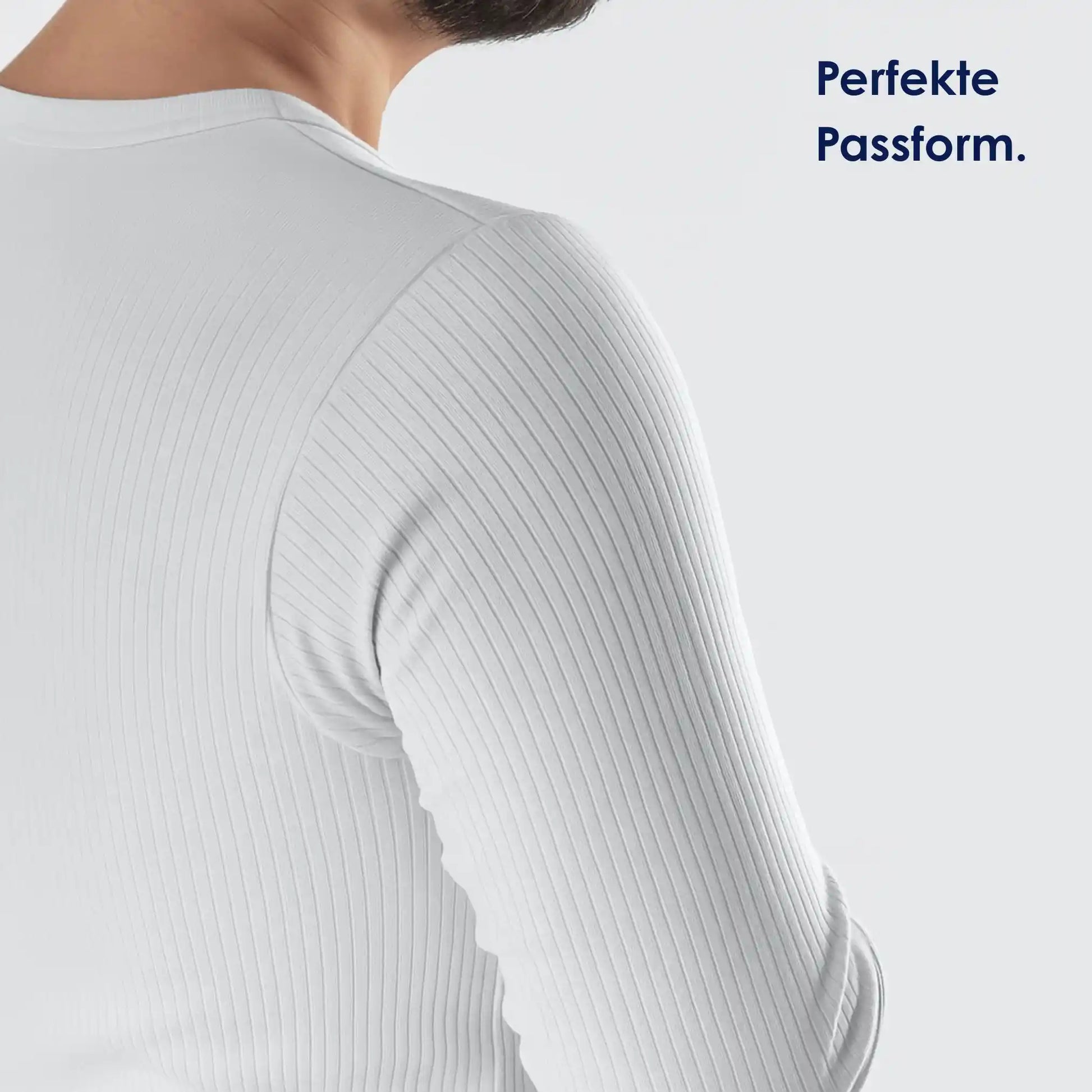 Nahaufnahme vom Rücken eines weißen Herren Thermounterhemds aus Baumwolle mit Rippenstruktur und körpernaher Passform.