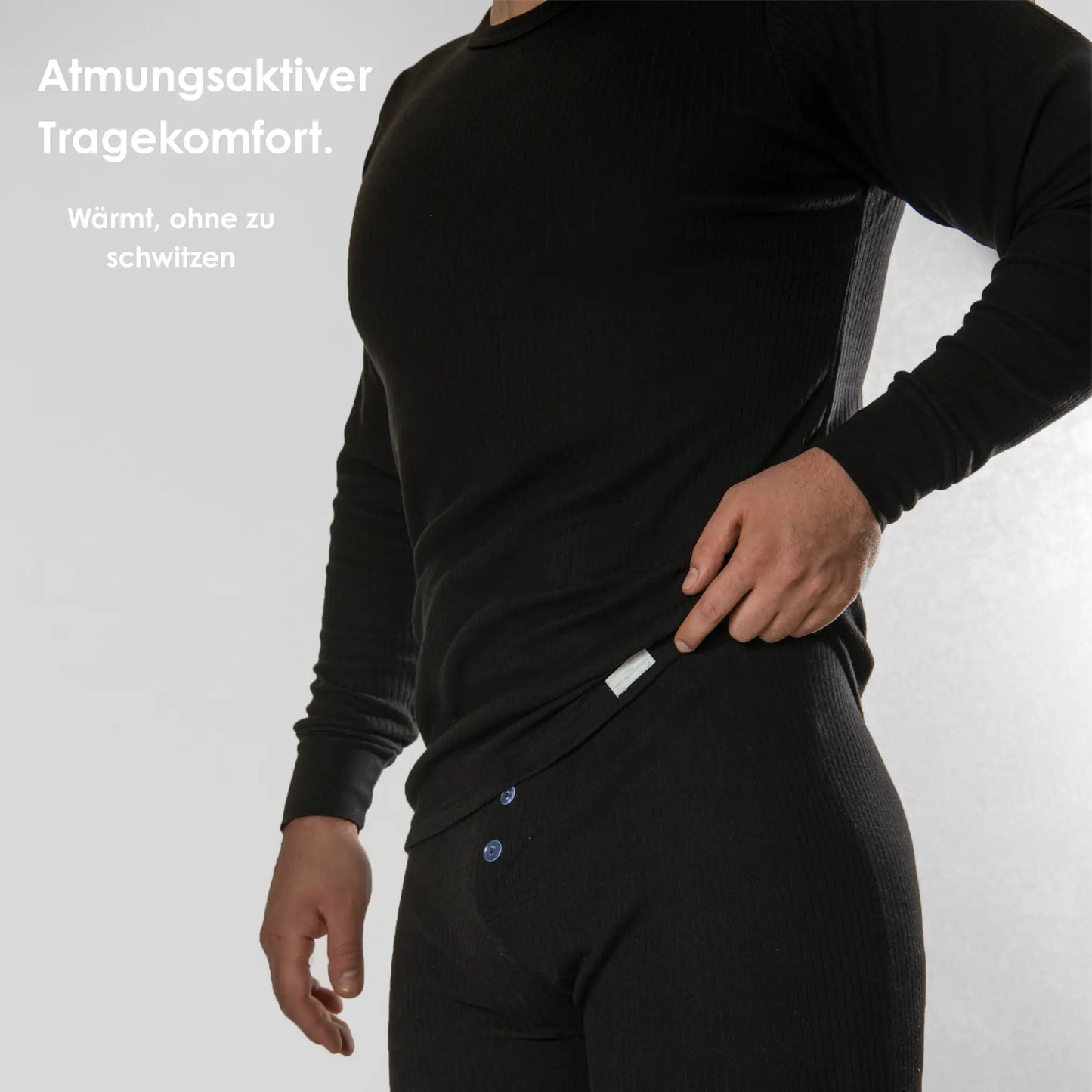 Mann in schwarzem Herren Thermounterwäsche Set aus 100 % Baumwolle von Cotton Majesty, seitliche Ansicht im Stehen.