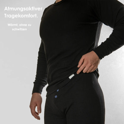 Mann in schwarzem Herren Thermounterwäsche Set aus 100 % Baumwolle von Cotton Majesty, seitliche Ansicht im Stehen.