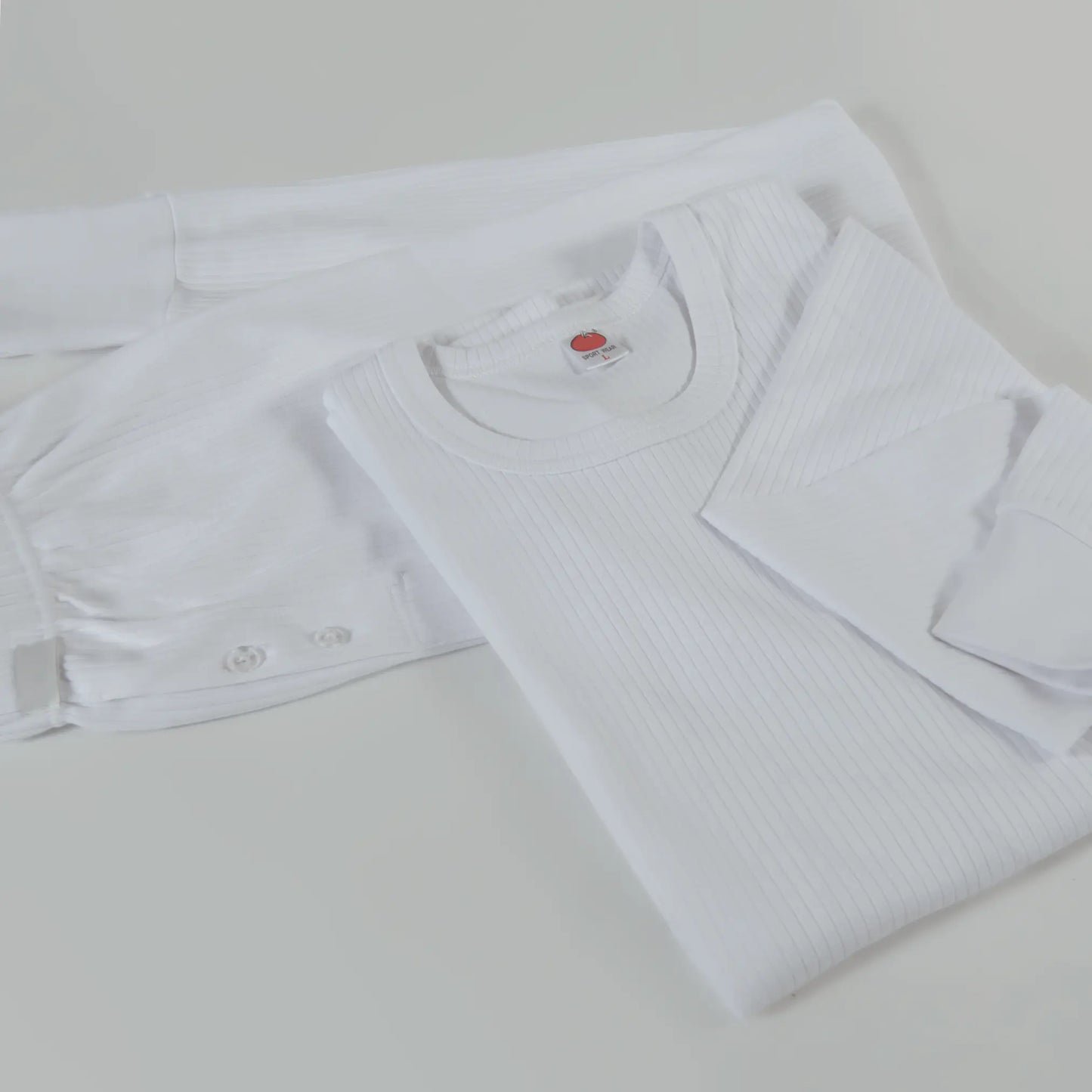 Weißes Herren Thermounterwäsche Set aus Baumwolle, Oberteil und Hose nebeneinander flach ausgelegt.