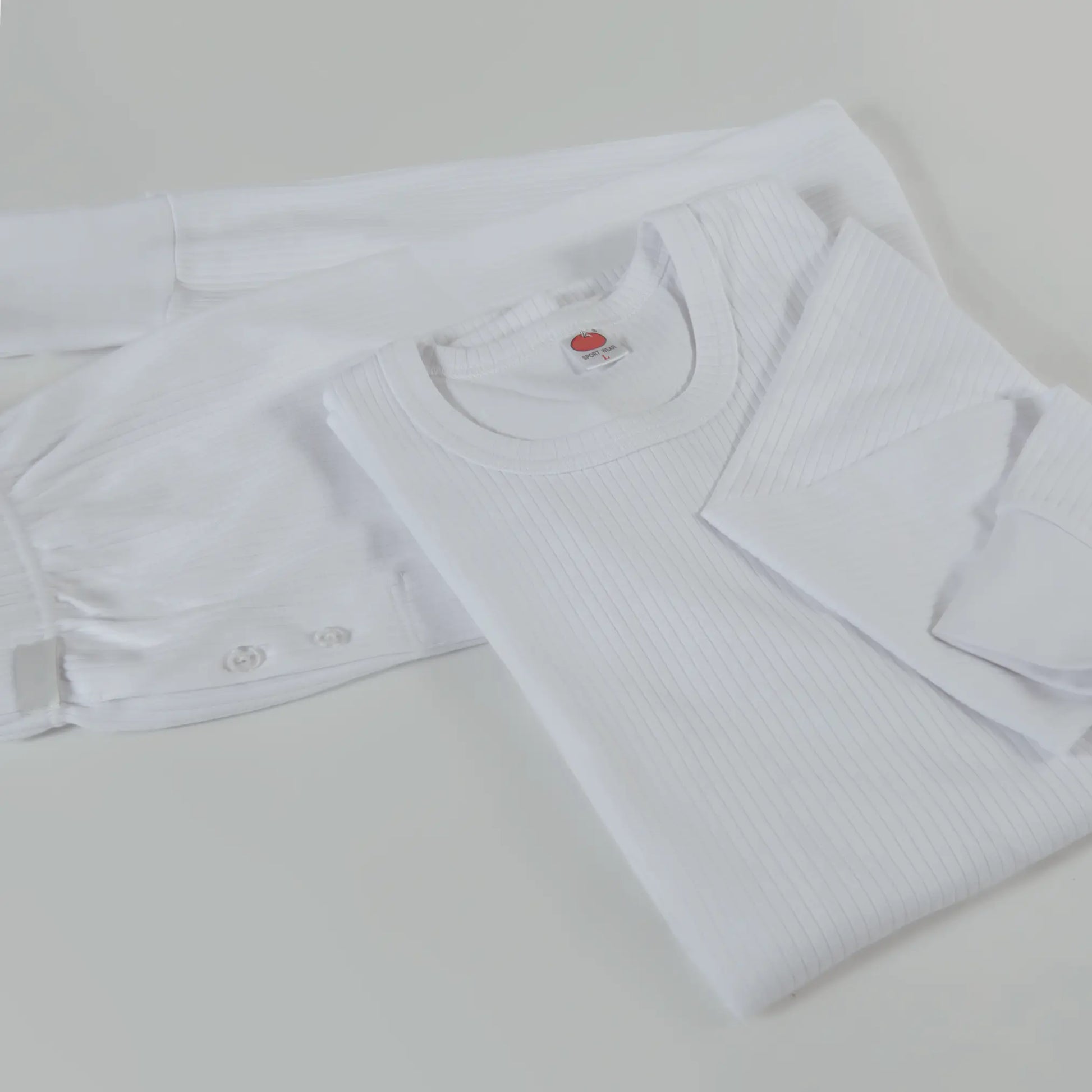Weißes Herren Thermounterwäsche Set aus Baumwolle, Oberteil und Hose nebeneinander flach ausgelegt.