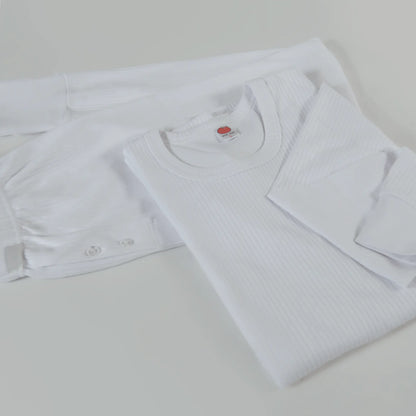 Weißes Herren Thermounterwäsche Set aus Baumwolle, Oberteil und Hose nebeneinander flach ausgelegt.