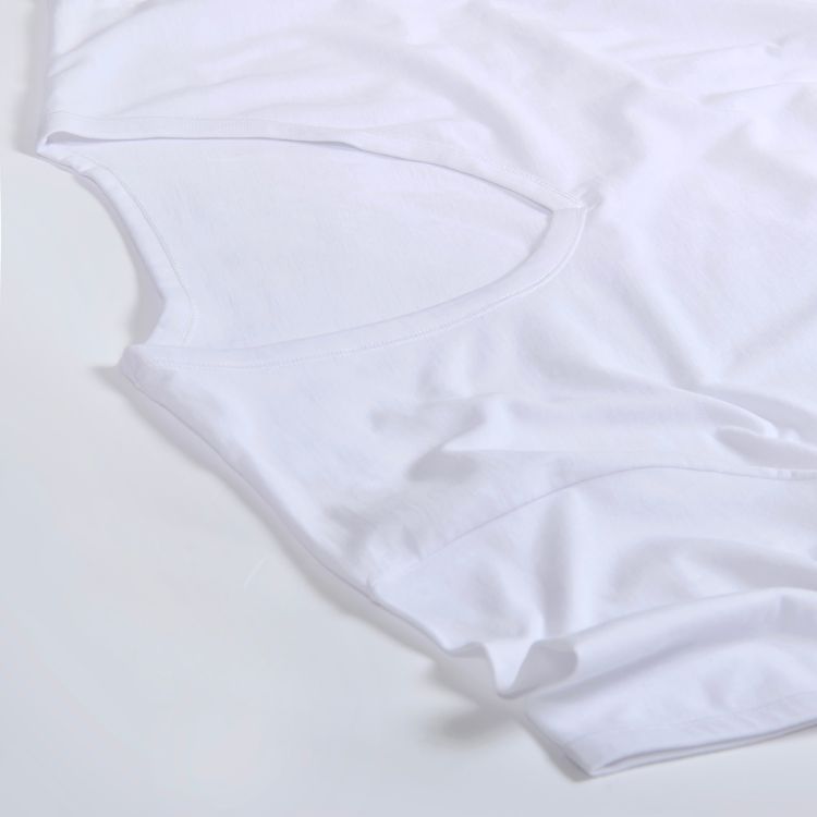 Unterhemden baumwolle in weiss | v-ausschnitt für herren von Cotton Majesty