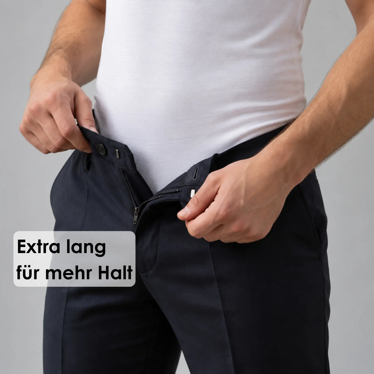 Extra langes Herren-Unterhemd mit V-Ausschnitt für mehr Halt von Cotton Majesty