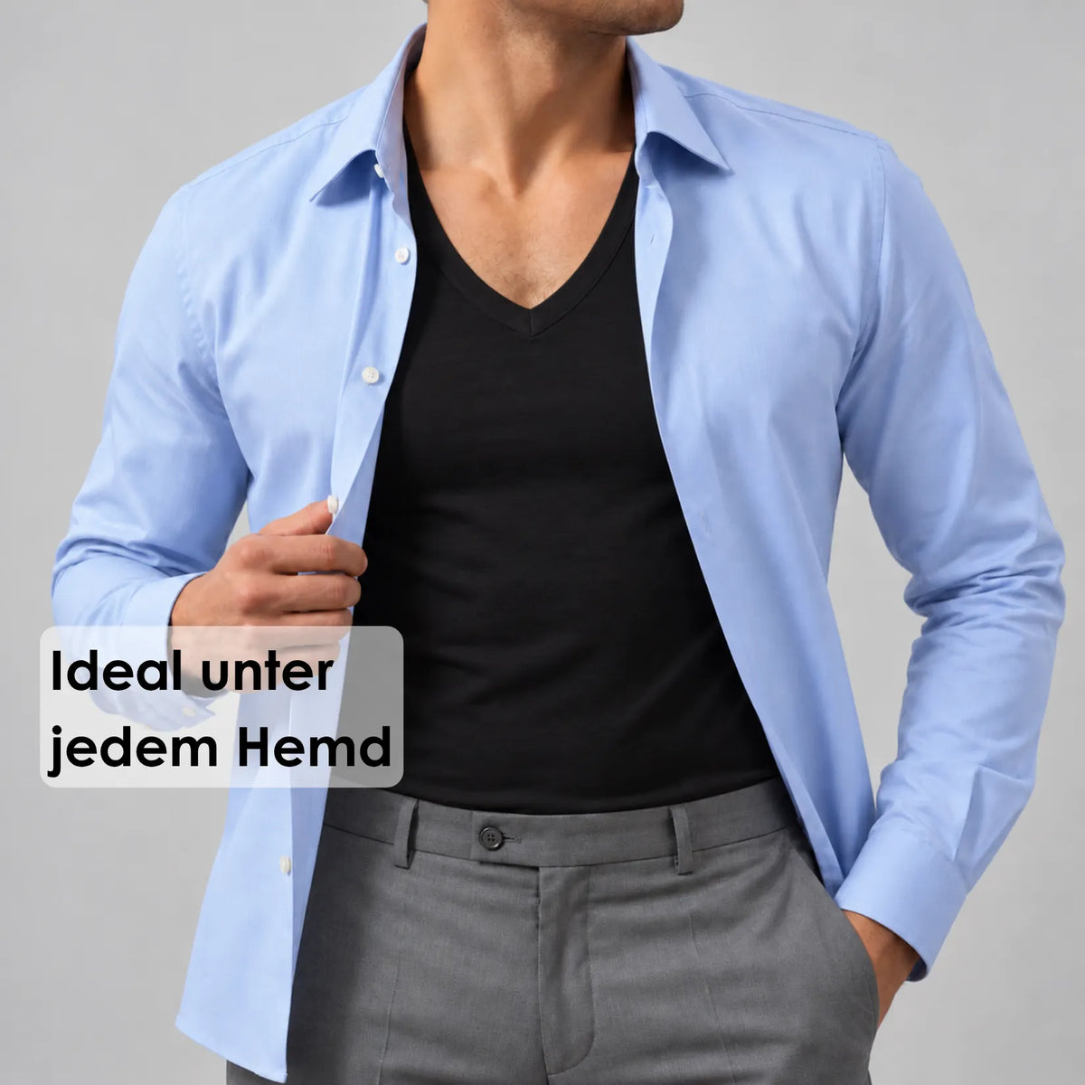 Schwarzes Herren-V-Unterhemd von Cotton Majesty unter einem hellblauen Businesshemd