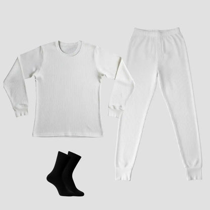 Weißes Winter Unterwäsche Set für Herren von Cotton Majesty aus 100 % Baumwolle mit langärmligem Shirt, langer Hose und Socken auf grauem Hintergrund.