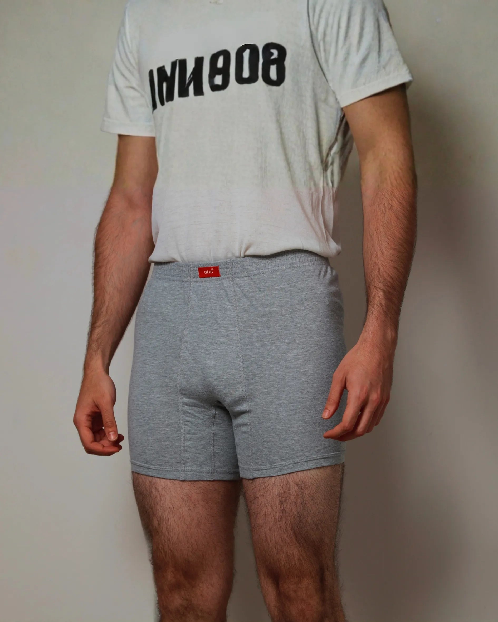 Kunde trägt graue weite Cotton Majesty Boxershorts im Alltag