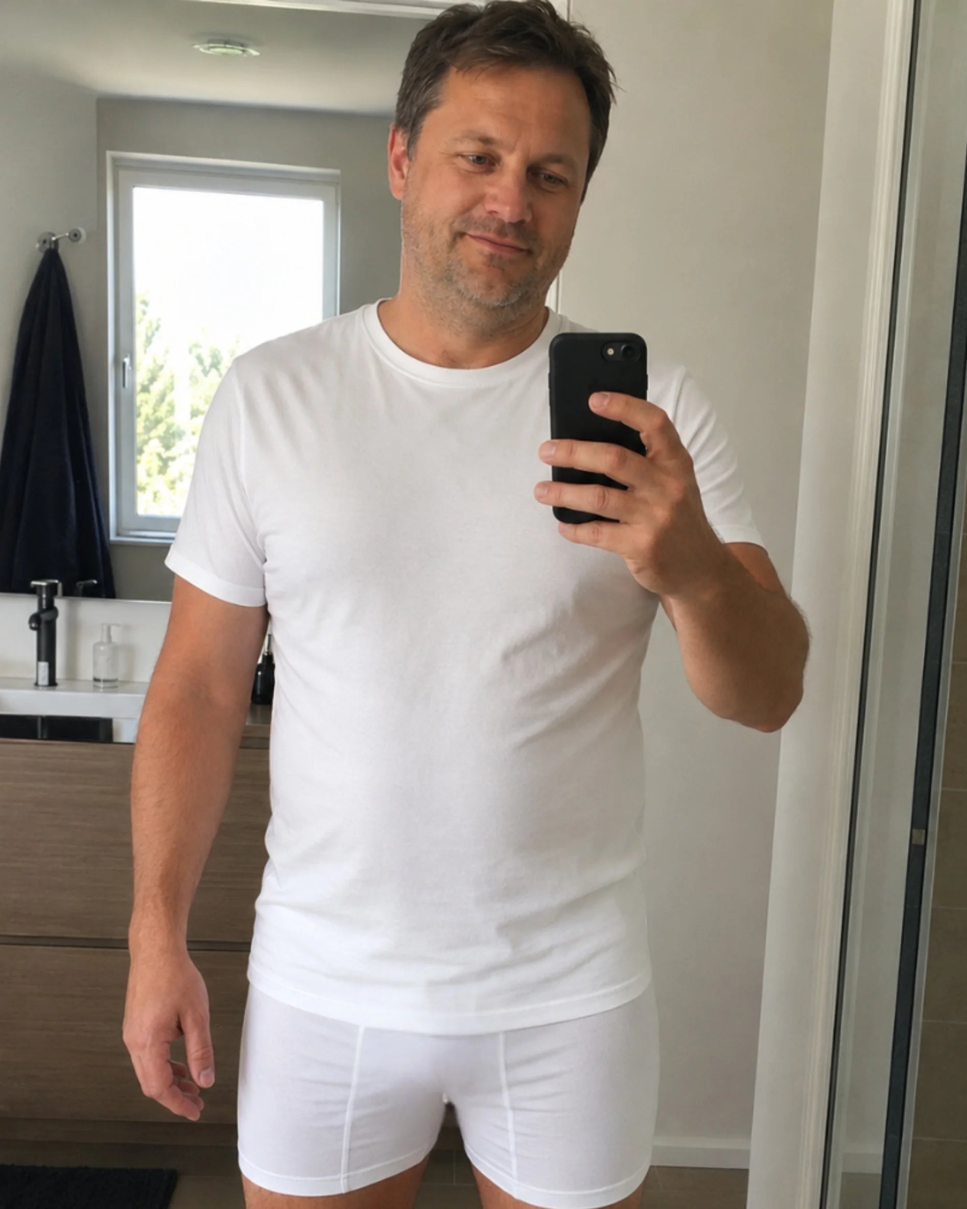 Kunde trägt weiße Cotton Majesty Boxershorts mit passendem Unterhemd