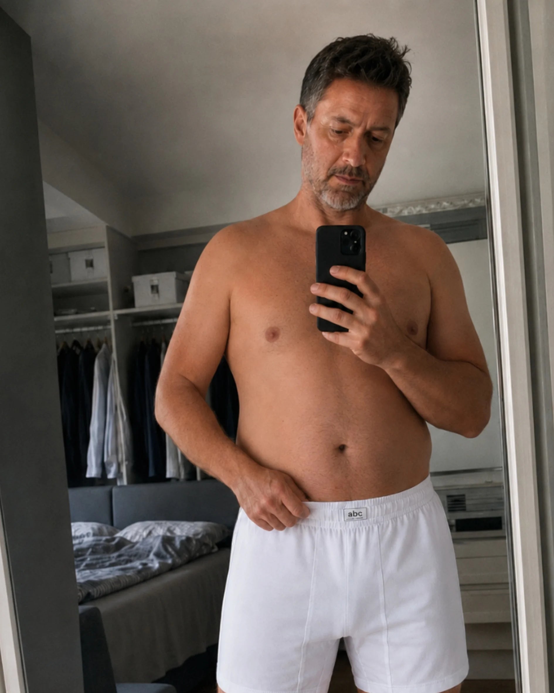 Kunde trägt weiße weite Cotton Majesty Boxershorts im Alltag