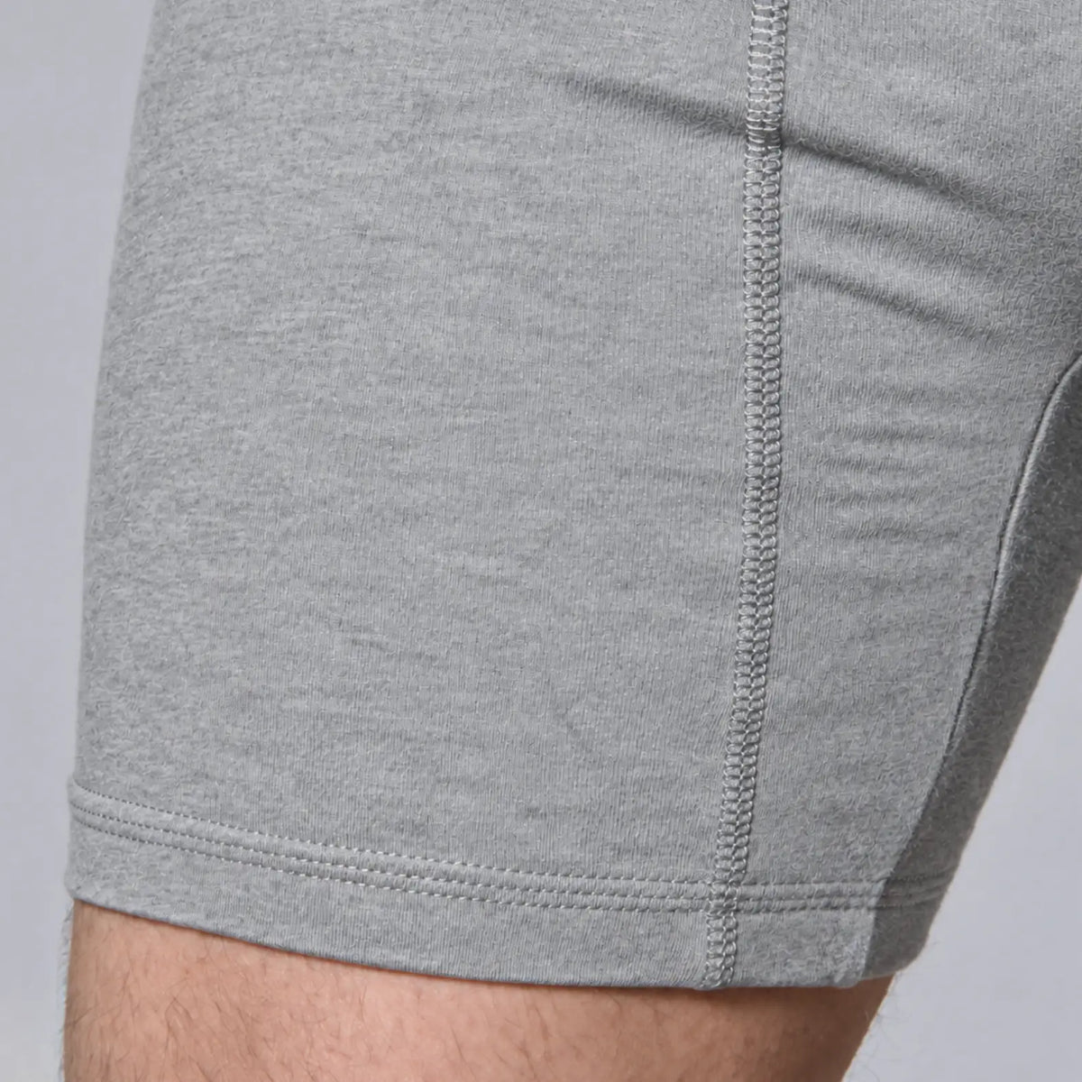 Nahaufnahme der grauen Herren-Boxershorts von Cotton Majesty mit sauberem Beinabschluss und weicher Baumwollstruktur.
