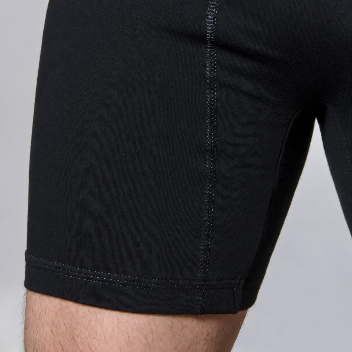 Nahaufnahme der schwarzen Herren-Boxershorts von Cotton Majesty mit sauberem Beinabschluss und weicher Baumwollstruktur.