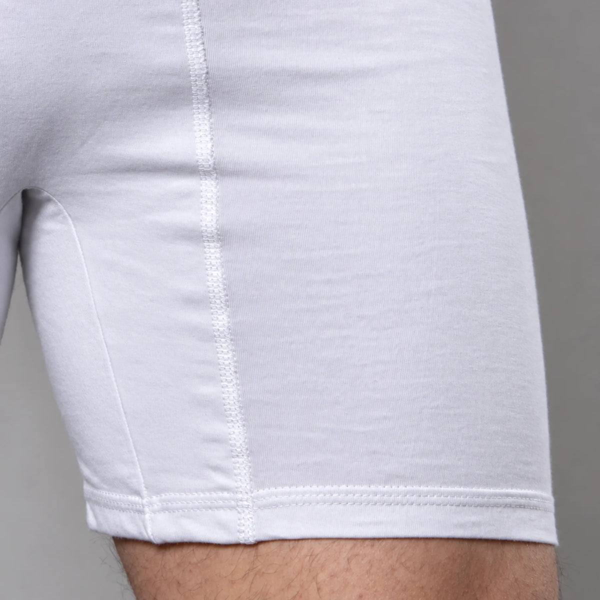 Nahaufnahme der weißen Herren-Boxershorts von Cotton Majesty mit sauberem Beinabschluss und weicher Baumwollstruktur.
