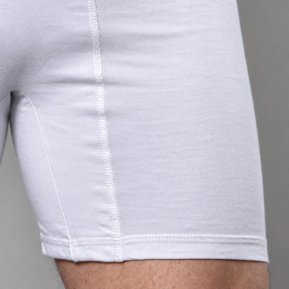 Nahaufnahme der weißen Herren-Boxershorts von Cotton Majesty mit sauberem Beinabschluss und weicher Baumwollstruktur.